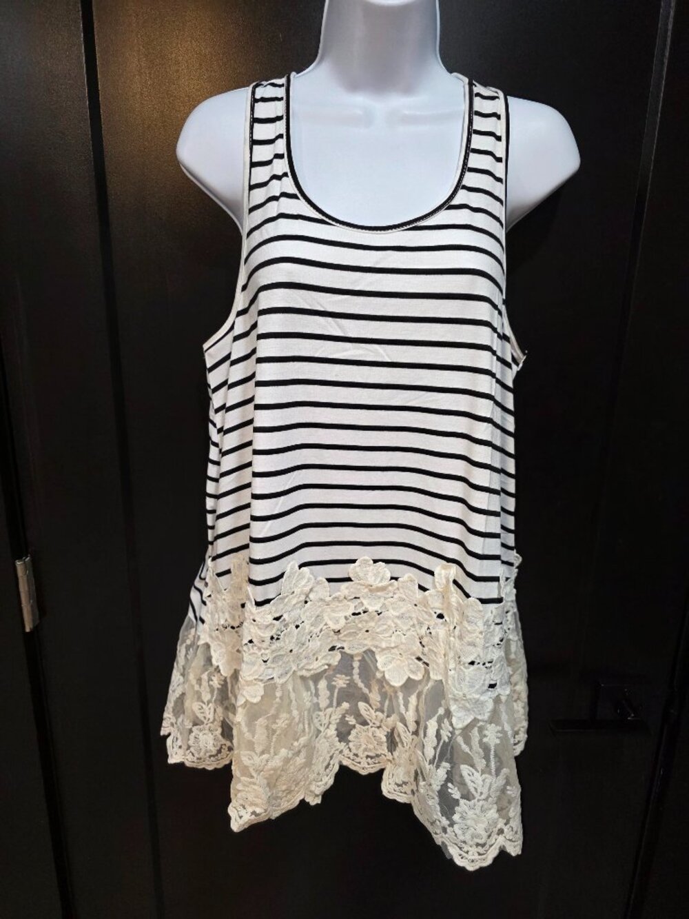 Umgee B&W Striped Lace Tank Sz L NWT